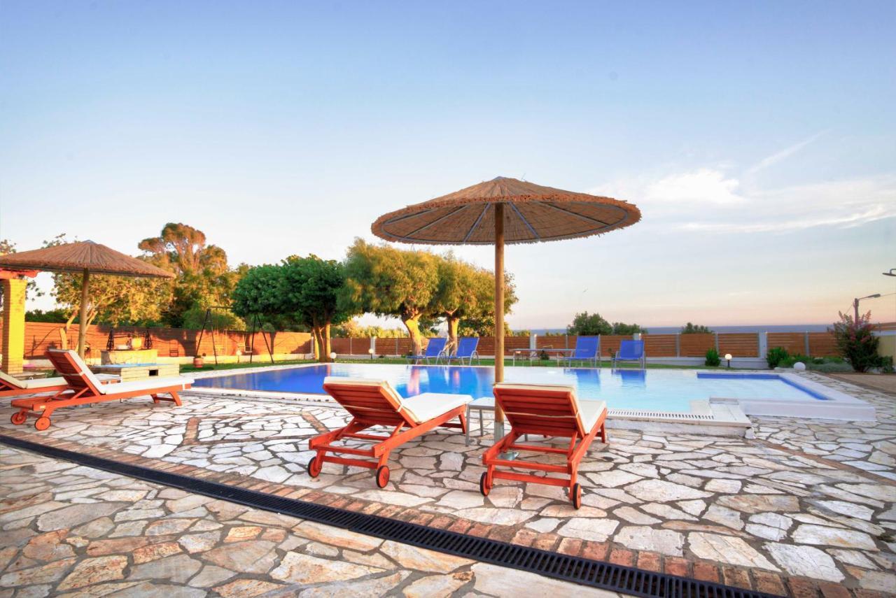 Skidi Beach House Agios Matthaios  Exterior photo