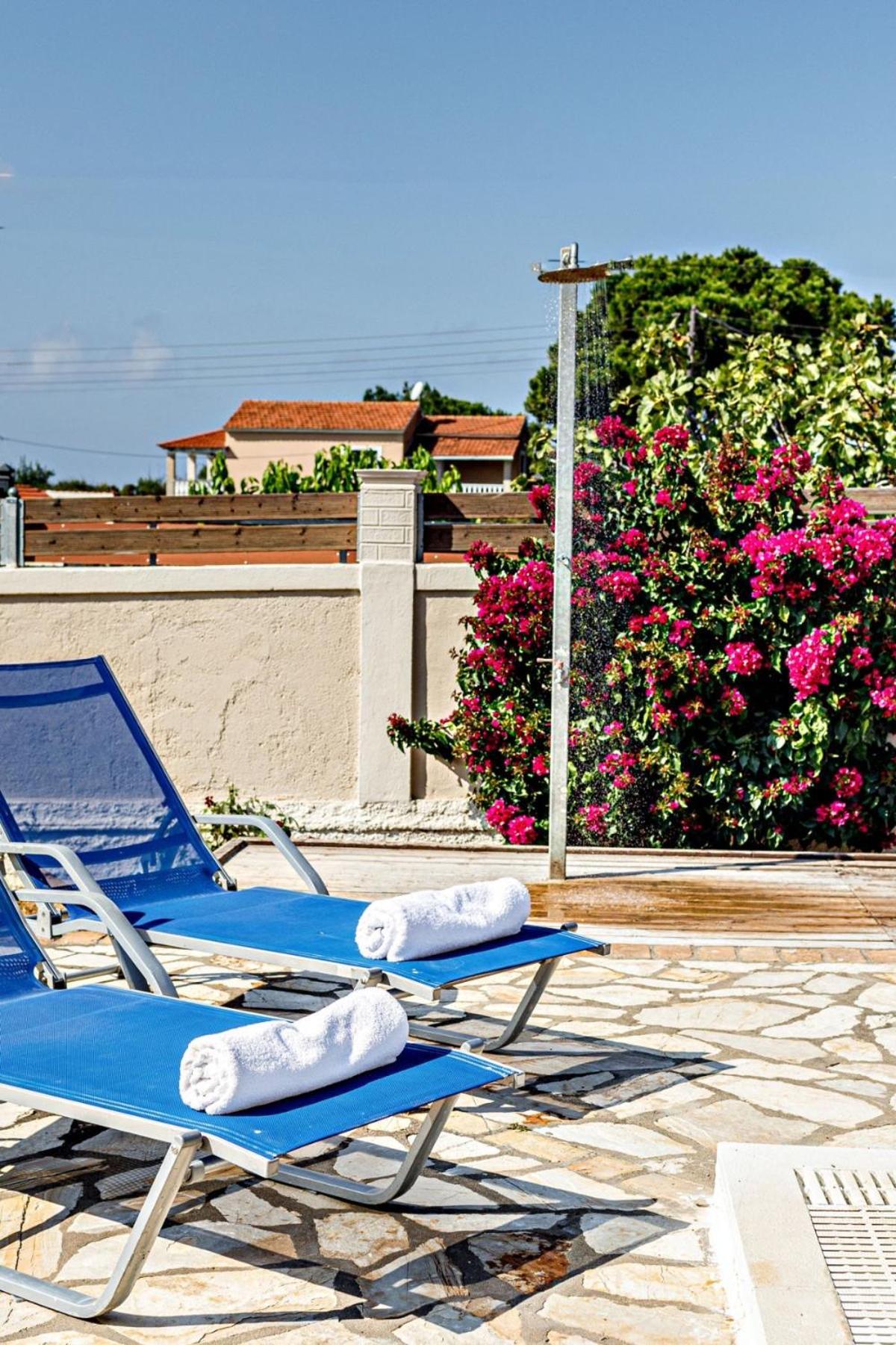 Skidi Beach House Agios Matthaios  Exterior photo